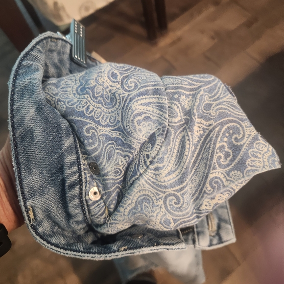 Distressed Light Wash Jeans - Picture 10 of 10